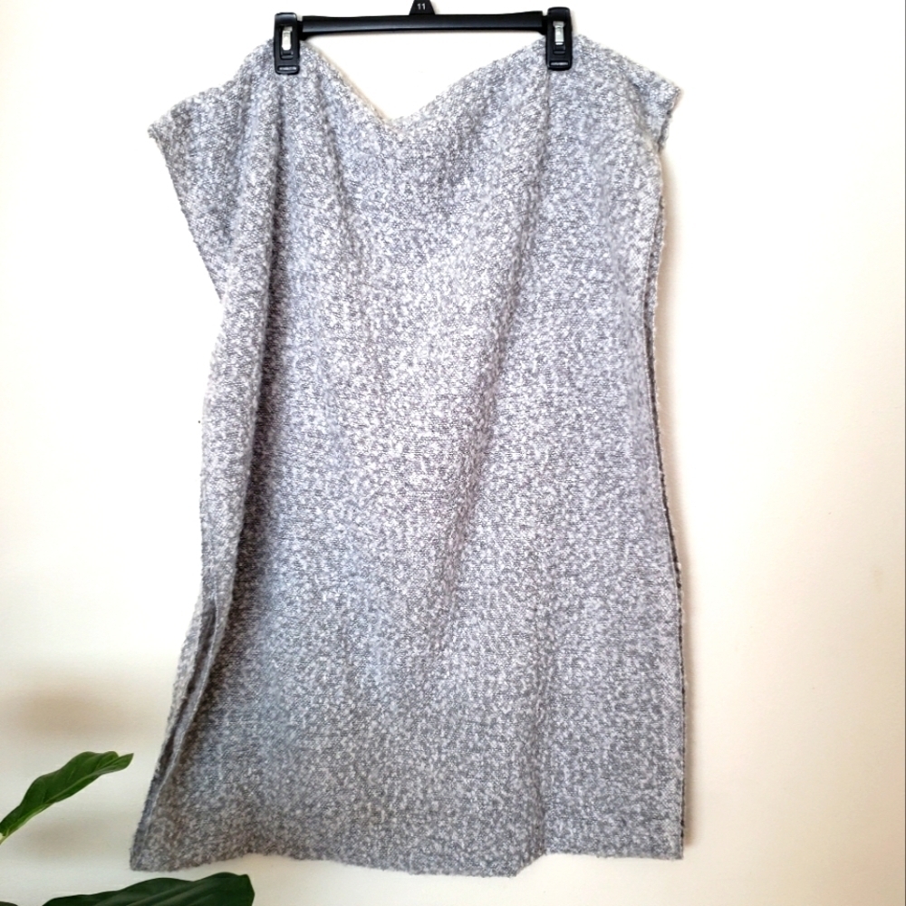 Gray and white textured infinity blànket scarf. 25.5x35.